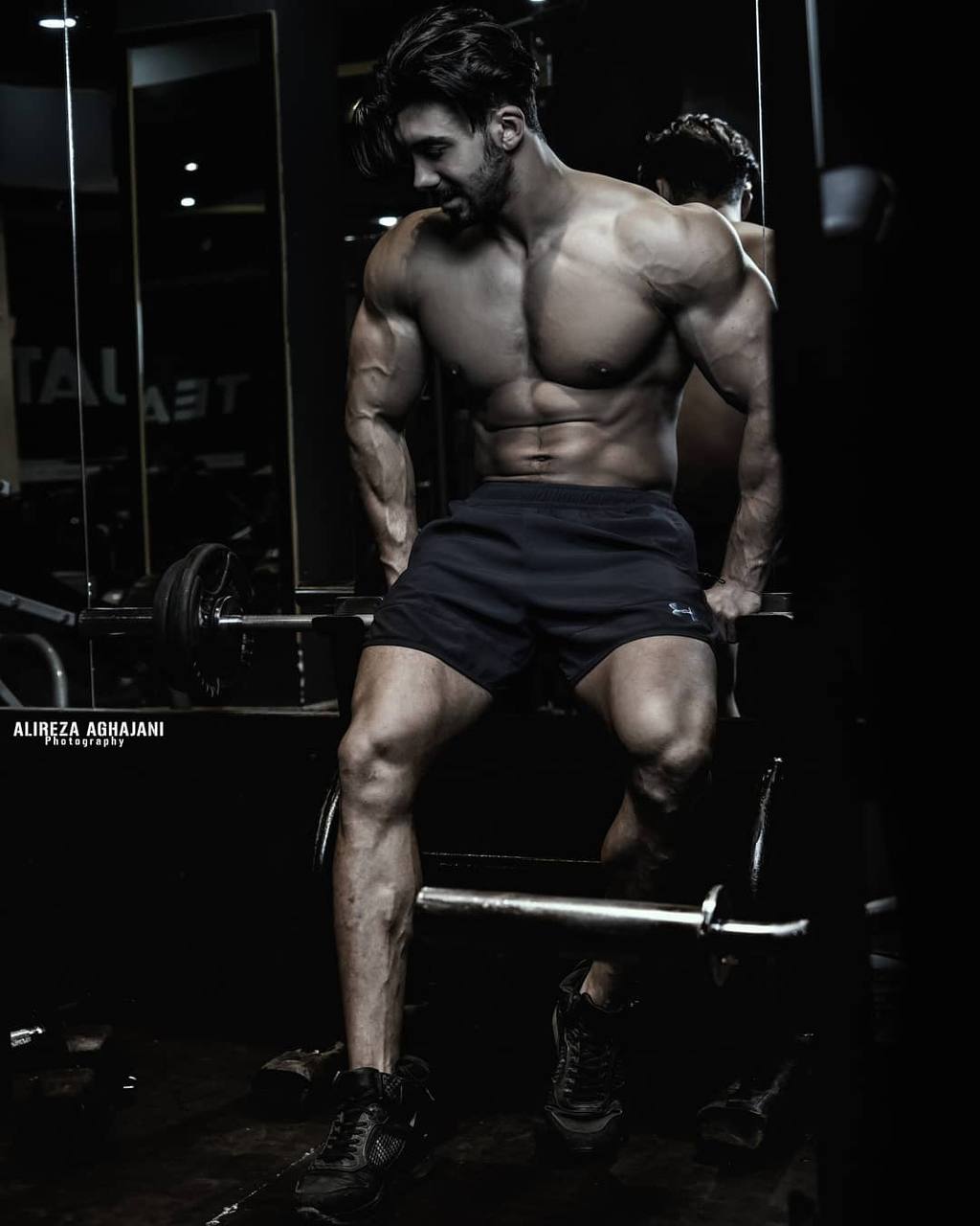 تصویر فرزاد مولایی نشسته در باشگاه بدنسازی